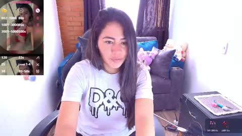 Snapshot of sexy_kendall24 chatting on November 6, 3:13 pm laura online show from November 6, 3:13 pm