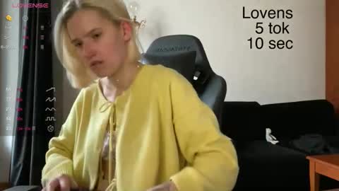 Snapshot of sexy_sweets chatting on October 23, 9:41 am Sexy-Sweets online show from October 23, 9:41 am