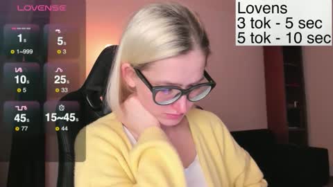 Snapshot of sexy_sweets chatting on November 8, 8:18 pm Sexy-Sweets online show from November 8, 8:18 pm