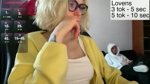 Snapshot of sexy_sweets chatting on December 19, 11:06 am Sexy-Sweets online show from December 19, 11:06 am