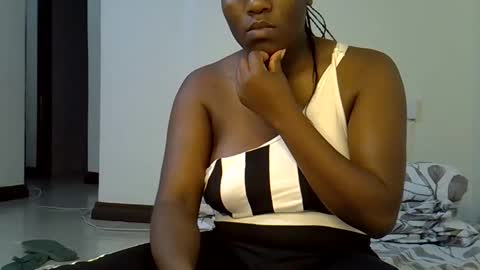 Snapshot of sexy_yello chatting on October 14, 8:20 pm Bantu girl online show from October 14, 8:20 pm