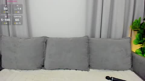 Snapshot of sexyangeloux chatting on February 22, 7:36 pm Lou online show from February 22, 7:36 pm