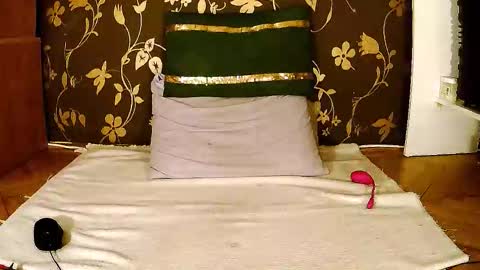 Snapshot of sexymayagold chatting on December 5, 2:09 am Squirty Maya Gold online show from December 5, 2:09 am