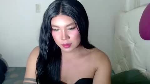 Snapshot of sexymika_xoxo chatting on December 4, 6:44 am Mika online show from December 4, 6:44 am