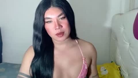 Snapshot of sexymika_xoxo chatting on December 5, 6:00 am Mika online show from December 5, 6:00 am