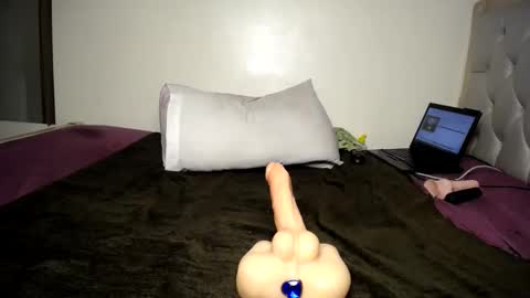 Snapshot of sexypum3 chatting on January 22, 8:29 am naughty slut online show from January 22, 8:29 am