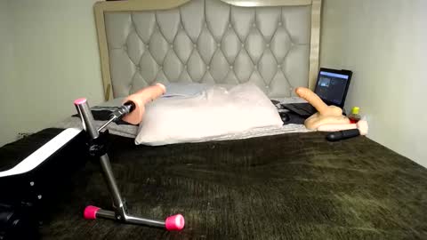 Snapshot of sexypum3 chatting on February 15, 10:00 am naughty slut online show from February 15, 10:00 am