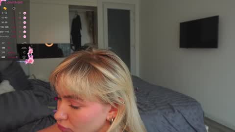 Snapshot of shadowladyyy chatting on December 15, 6:29 am Sindy and Nancy Next stream 1 December online show from December 15, 6:29 am