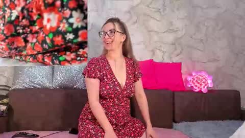 Snapshot of shana_power chatting on December 20, 4:58 pm Svetlana ...........help me get 100 reactions before the end of the year Thumb up if you like me I appreciate it and thank you online show from December 20, 4:58 pm