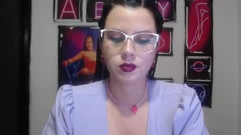 Snapshot of shanellmoore chatting on December 20, 7:17 pm Shanell Moore online show from December 20, 7:17 pm