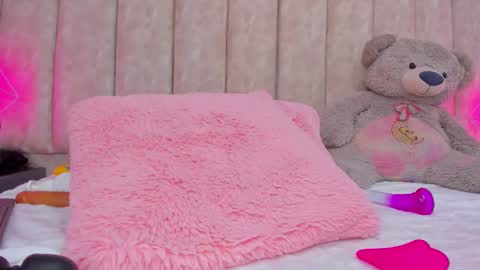 Shanel online show from December 1, 4:29 pm