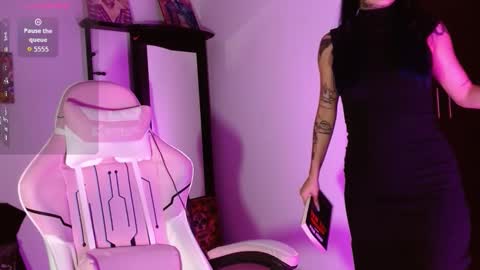 Snapshot of sharaross1 chatting on December 4, 7:06 am sharaross1 online show from December 4, 7:06 am