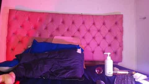 Snapshot of sharlott_kiss chatting on December 31, 3:20 pm Sharlott online show from December 31, 3:20 pm