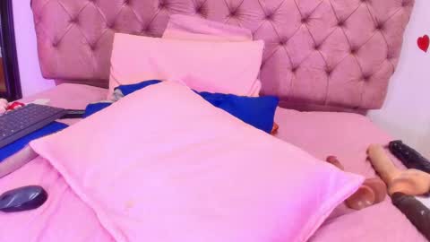 Snapshot of sharlott_kiss chatting on February 22, 3:36 pm Sharlott online show from February 22, 3:36 pm