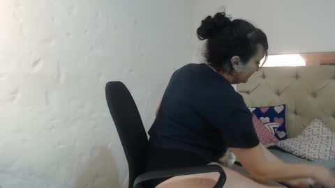 Snapshot of sharlotte__jones chatting on February 1, 9:08 pm Sara online show from February 1, 9:08 pm