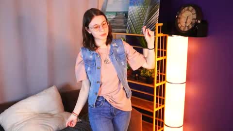 Snapshot of sharolynjaynes chatting on December 23, 4:21 am Hello im LIa online show from December 23, 4:21 am