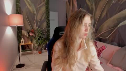 Snapshot of sharonevansi chatting on December 14, 11:48 am Sharon online show from December 14, 11:48 am