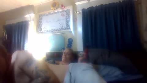 Snapshot of shawnandjenn chatting on December 2, 10:39 am ShawnandJenn online show from December 2, 10:39 am