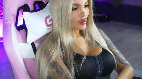Snapshot of shayblonde chatting on December 10, 12:50 am shayblonde online show from December 10, 12:50 am