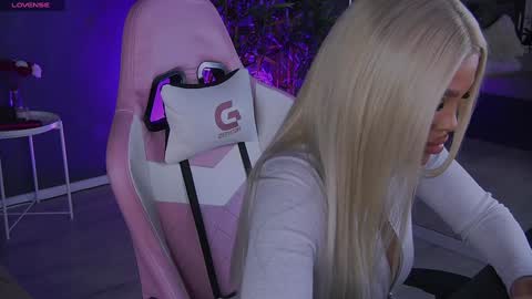 Snapshot of shayblonde chatting on December 30, 11:49 pm shayblonde online show from December 30, 11:49 pm