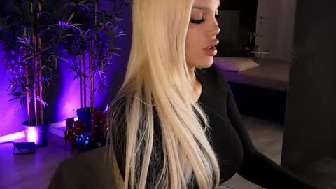 Snapshot of shayblonde chatting on February 26, 8:11 pm shayblonde online show from February 26, 8:11 pm
