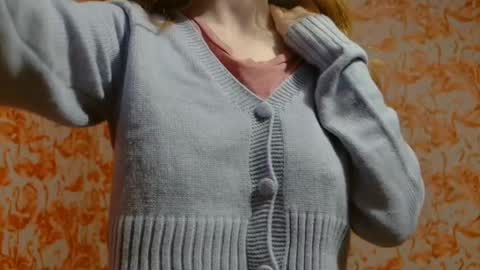 Snapshot of shelikessoymilk chatting on December 13, 1:04 am Erika online show from December 13, 1:04 am