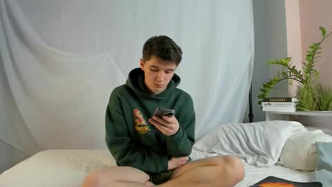 Max online show from March 25, 6:47 pm