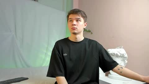 Max online show from April 8, 7:25 pm