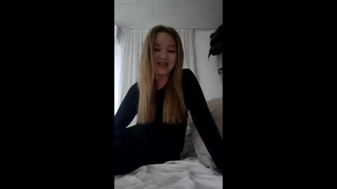 Snapshot of sherrylshaw chatting on December 19, 9:33 pm SherrylShaw online show from December 19, 9:33 pm