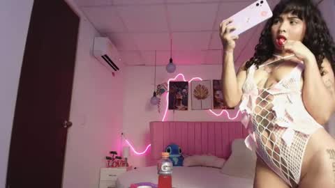 Snapshot of sheyla_vegas chatting on October 28, 3:43 am sheyla_vegas online show from October 28, 3:43 am