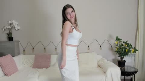 Snapshot of shine_chanel chatting on December 6, 3:44 pm Chanel online show from December 6, 3:44 pm