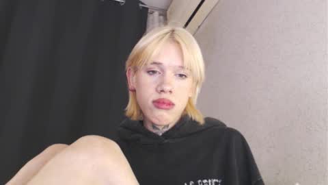 Snapshot of shortskrt chatting on February 24, 6:06 pm polii and alisa online show from February 24, 6:06 pm