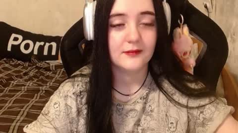 Snapshot of show_for_you chatting on November 11, 3:23 pm show_for_you online show from November 11, 3:23 pm