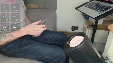 Snapshot of showoffjay46 chatting on February 15, 2:04 am showofjay online show from February 15, 2:04 am