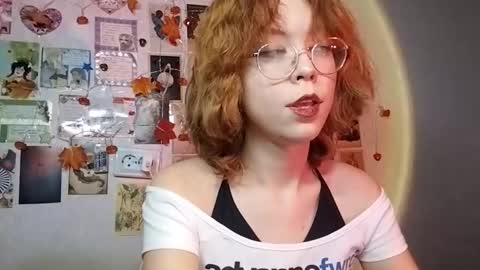 Snapshot of shy_kiss_twinkle_bloop chatting on November 10, 1:10 pm Milena online show from November 10, 1:10 pm