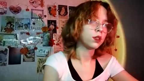 Snapshot of shy_kiss_twinkle_bloop chatting on November 18, 1:48 pm Milena online show from November 18, 1:48 pm