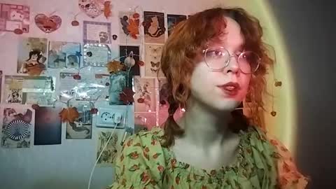 Snapshot of shy_kiss_twinkle_bloop chatting on December 4, 1:09 pm Milena online show from December 4, 1:09 pm