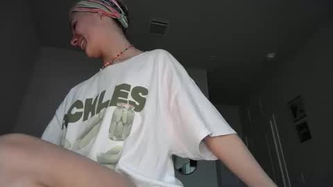 Snapshot of shyy_petitebaby chatting on November 17, 4:35 pm shypetitebaby online show from November 17, 4:35 pm