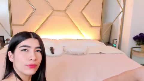 Snapshot of siara_lewis_ chatting on November 4, 10:20 pm Siara and Zoe tattoo online show from November 4, 10:20 pm