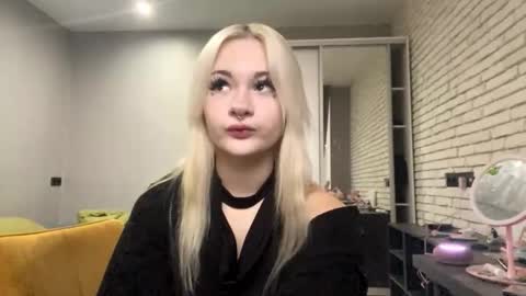 Snapshot of sibylbernhard chatting on December 17, 12:11 pm Viki online show from December 17, 12:11 pm