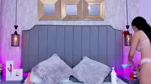 Snapshot of sienna_lorengb chatting on February 4, 12:00 pm Camila Vargas online show from February 4, 12:00 pm