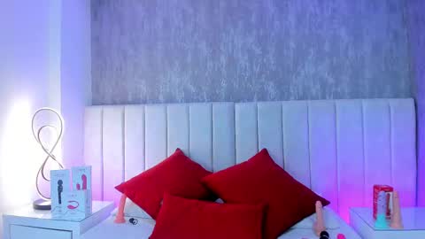 Snapshot of sienna_lorengb chatting on February 11, 12:05 pm Camila Vargas online show from February 11, 12:05 pm
