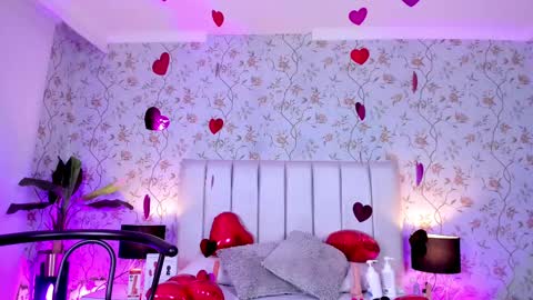 Snapshot of sienna_lorengb chatting on February 14, 3:15 pm Camila Vargas online show from February 14, 3:15 pm