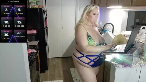 Snapshot of siennaxluxx chatting on November 15, 10:37 pm Sienna Luxx online show from November 15, 10:37 pm