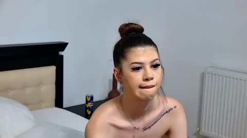 Snapshot of sierra_halle chatting on February 19, 2:23 am SIERRA online show from February 19, 2:23 am