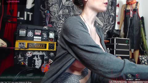 Snapshot of silentmary chatting on December 16, 5:59 am Allmylinkssilentmary666 online show from December 16, 5:59 am