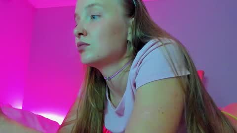 Snapshot of silky_huzelnut chatting on September 12, 7:58 pm Mila online show from September 12, 7:58 pm