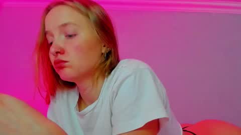 Snapshot of silky_huzelnut chatting on September 13, 11:43 am Mila online show from September 13, 11:43 am