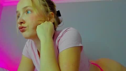 Snapshot of silky_huzelnut chatting on September 22, 9:11 am Mila online show from September 22, 9:11 am