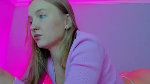 Snapshot of silky_huzelnut chatting on September 29, 8:30 am Mila online show from September 29, 8:30 am